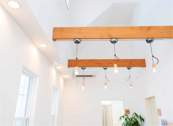 開放感のある高めの天井と暖色のトップライト