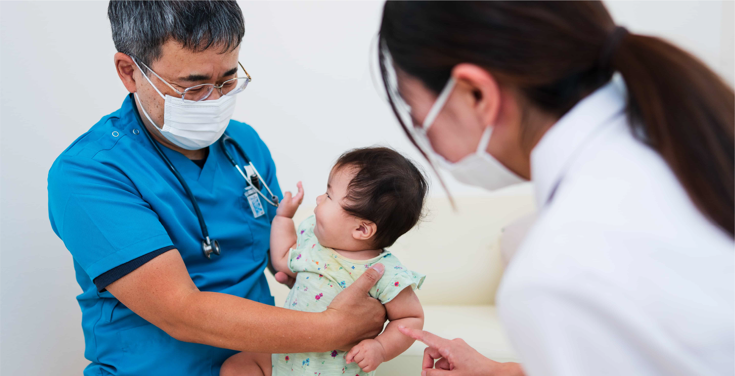 中島先生が診察している様子