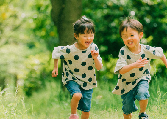 元気に走り回る子ども イメージ