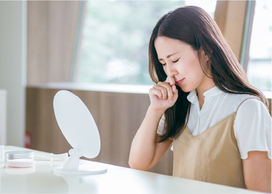 鼻炎が辛い女性 イメージ
